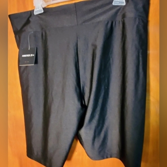 FOREVER 21 Plus  Shorts Size 3X NWT - Picture 1 of 4
